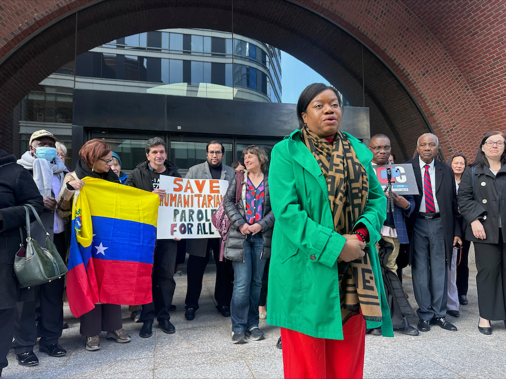 Defensores de la inmigración fuera de una corte federal en Boston, 04-10-25
