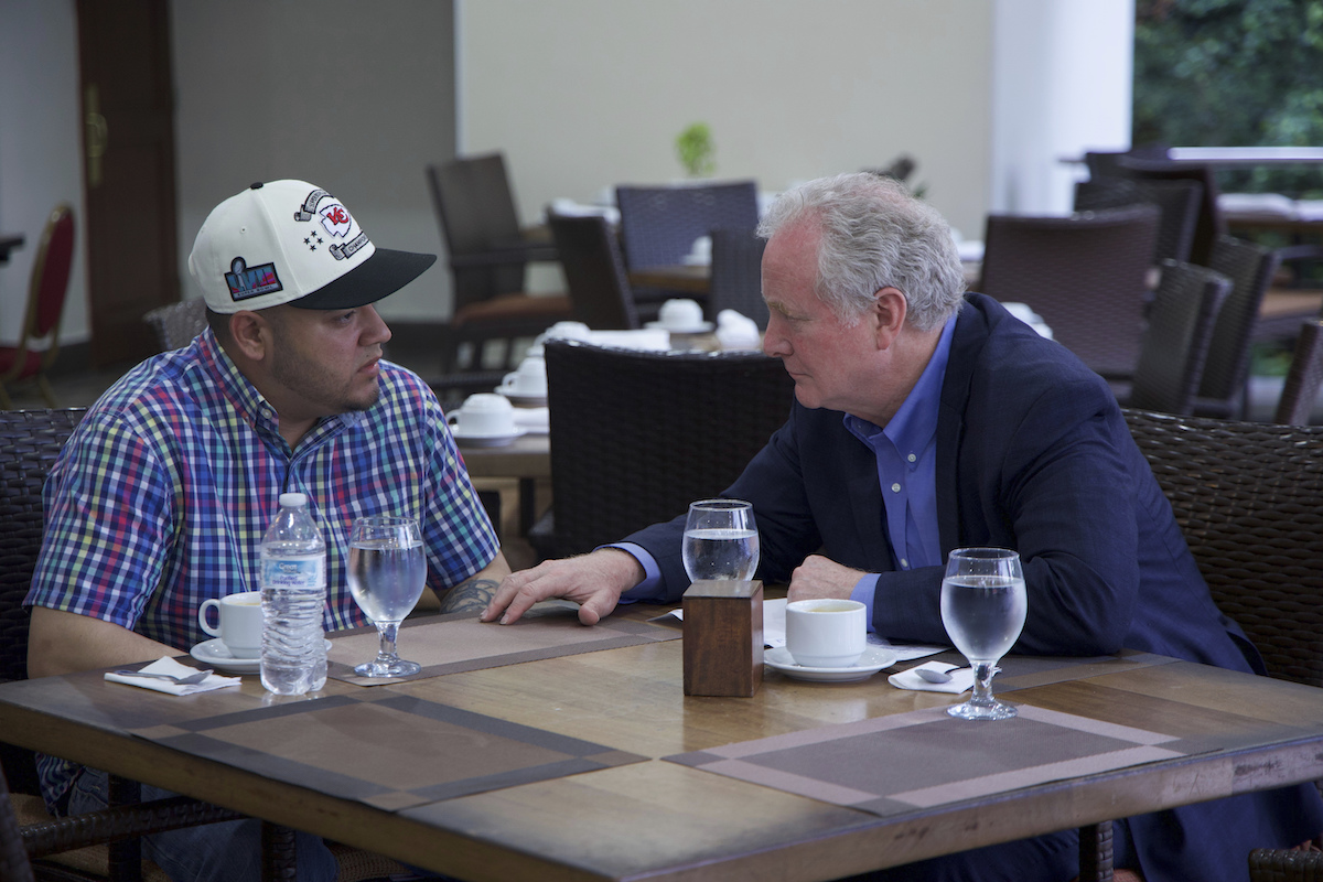 El senador demócrata Chris Van Hollen con Kilmar Armando Abrego García