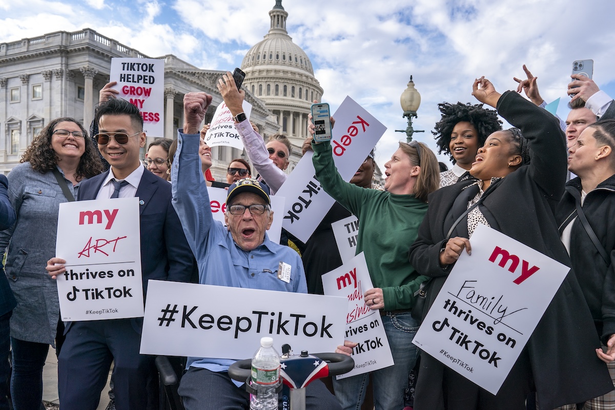TikTok supports protest outside Congress - 06-13-2024