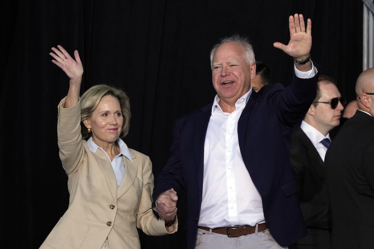 Tim Walz con su esposa en Milwaukee 09/24