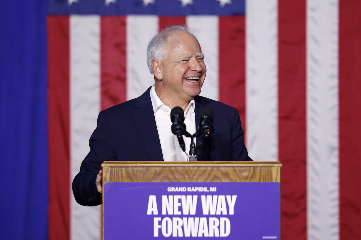 Español: Tim Walz en rally en Grand Rapids 09/24