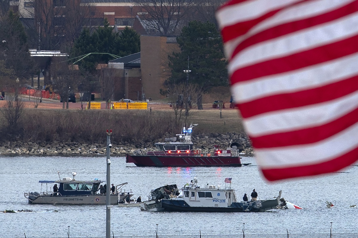 Diving team around plane crash Washington, DC 01-30-2025