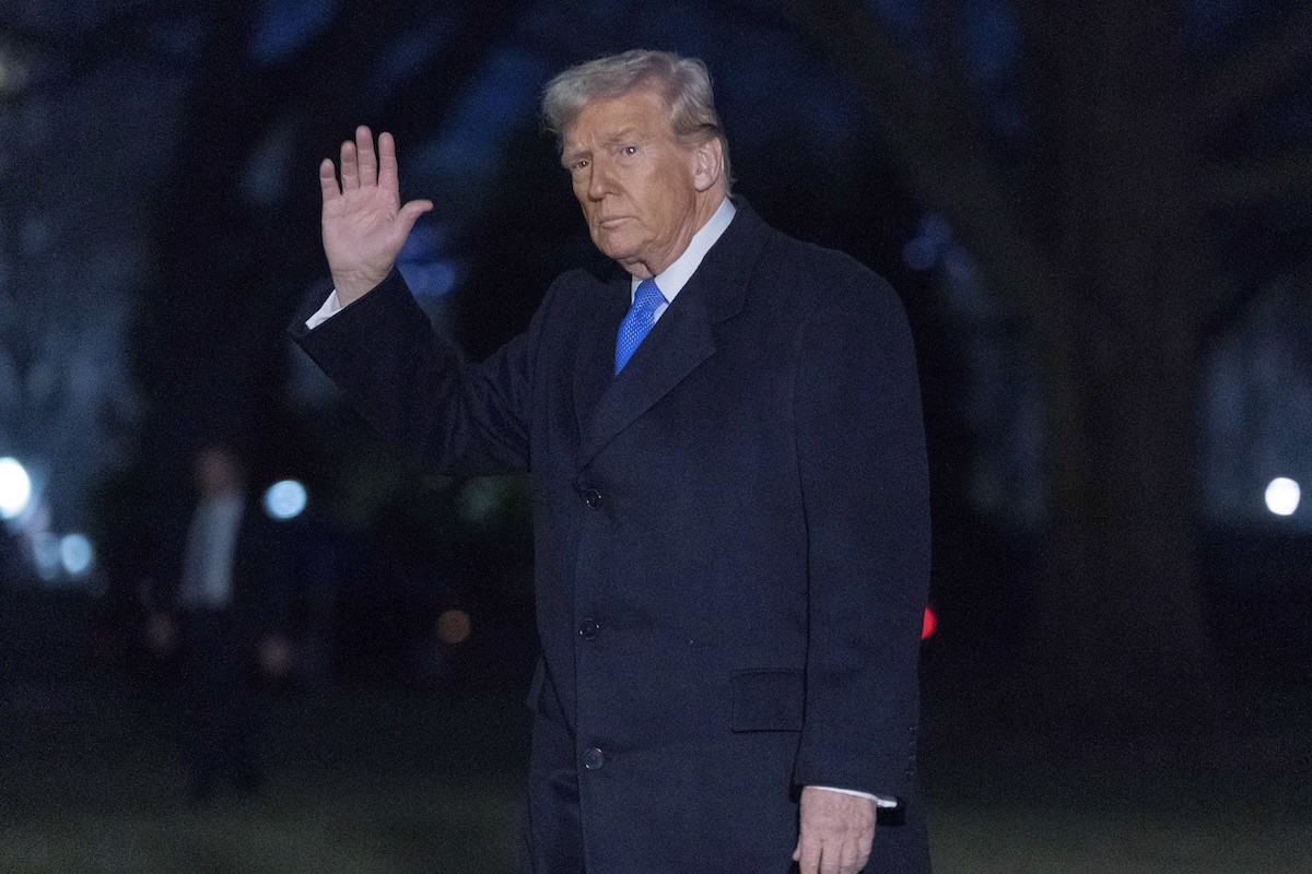Presidente Donald Trump saluda el 03-09-25