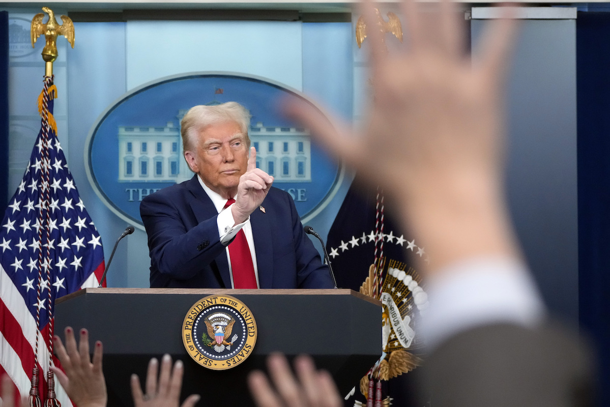 Trump habla en la sala de prensa 01-30-25
