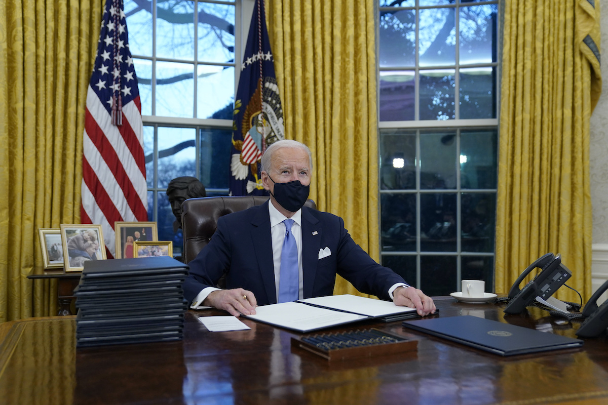 BidenLooksupSigningExecutiveOrder01202021