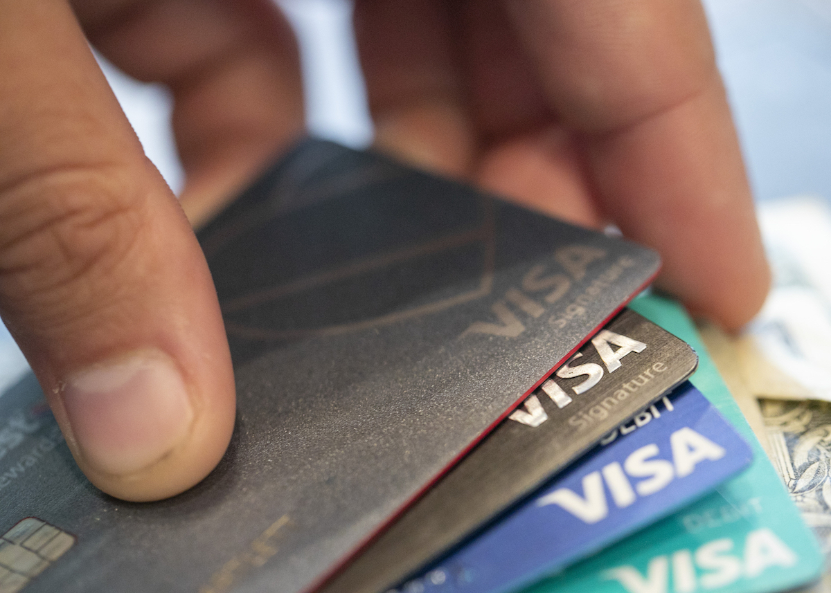 Mano sosteniendo tarjetas de credito