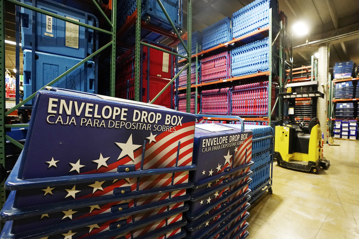 SPANISH: AZ voting warehouse with sign