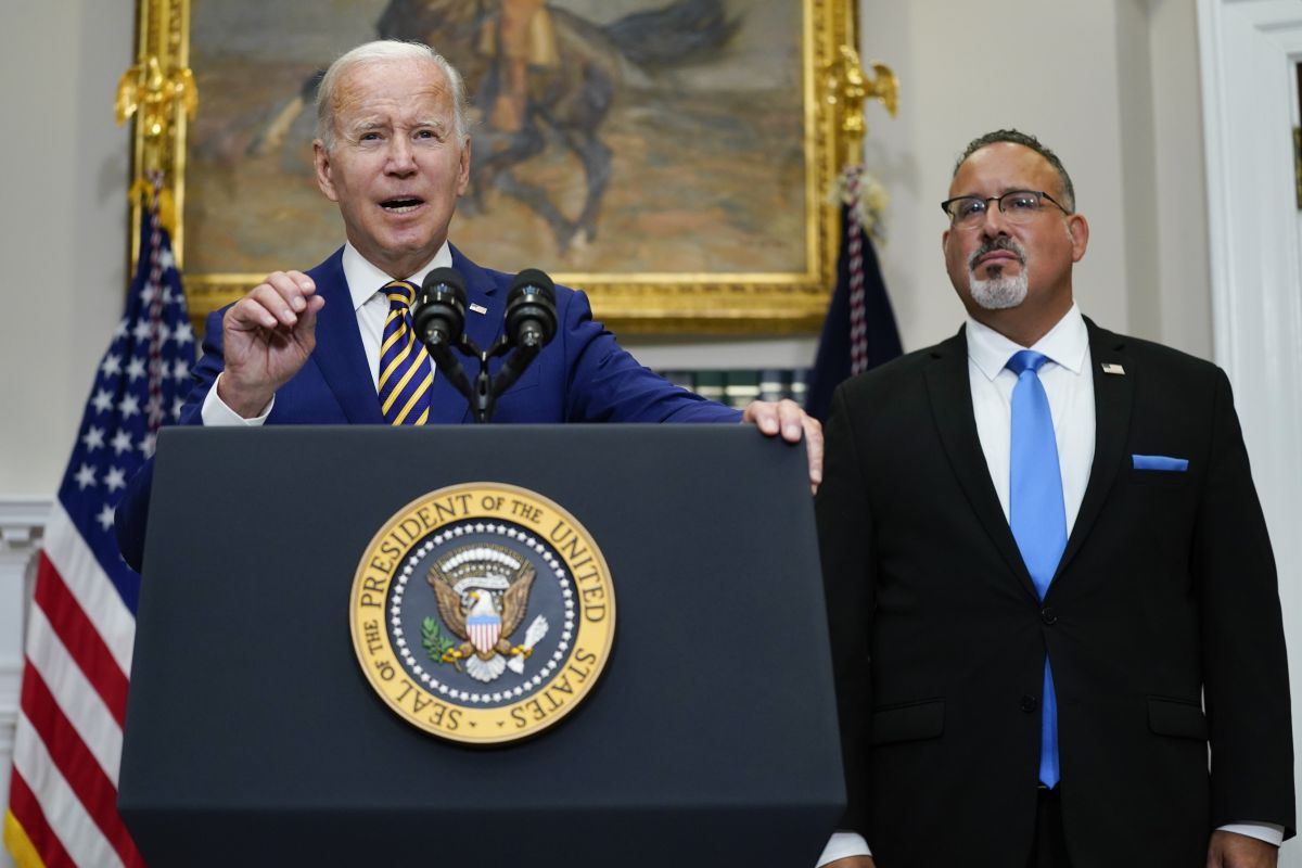 Biden and Cardona in WH