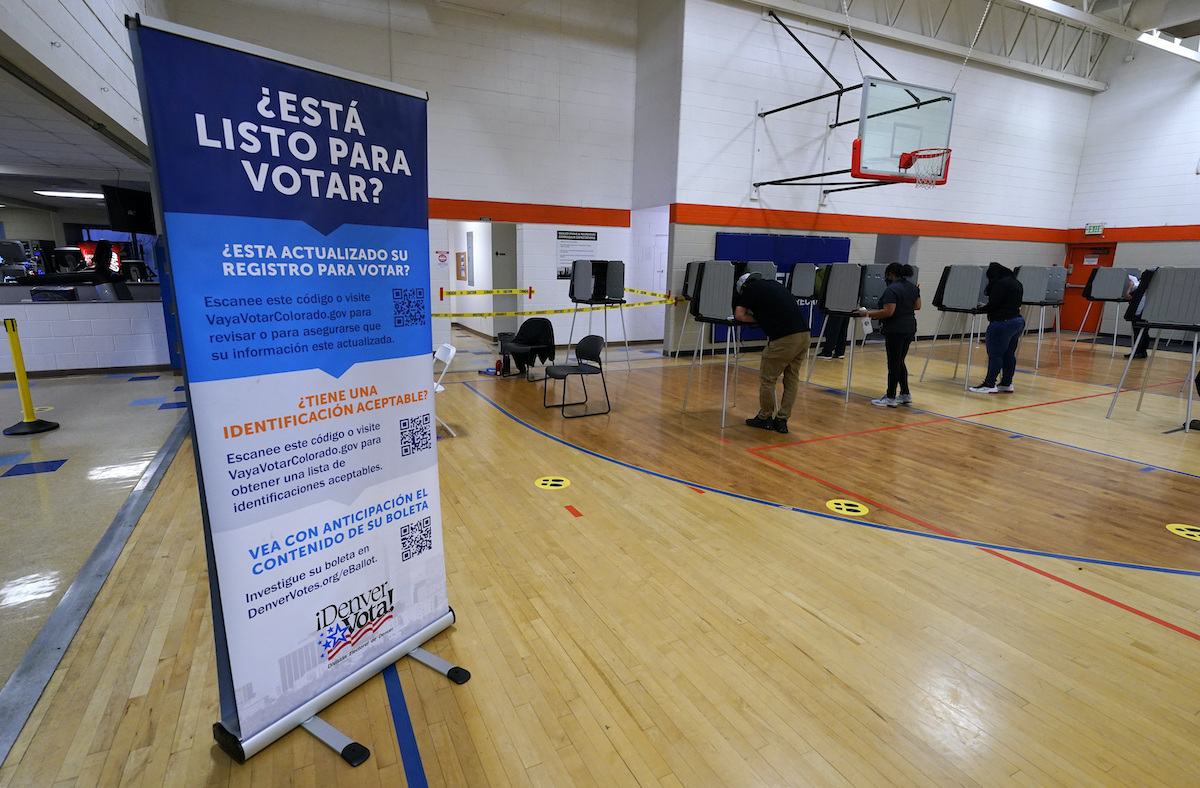 Voting sign in Spanish in Denver 11-3-20