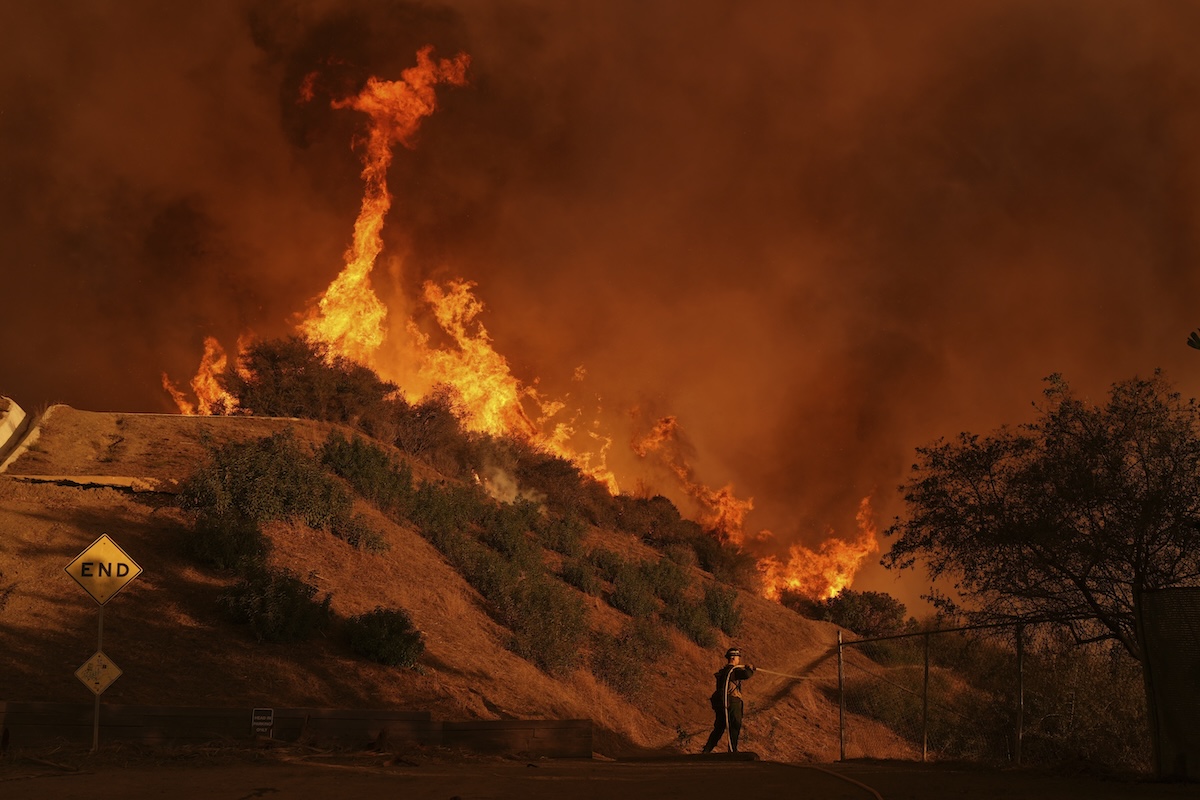 Firefighter battles the Palisades Fire 1-11-2025