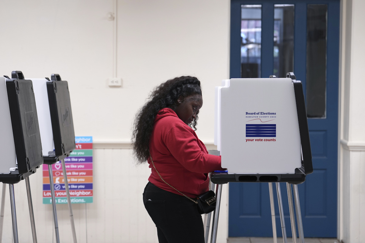 Mujer votando en Ohio, En Espanol 11-5-2024