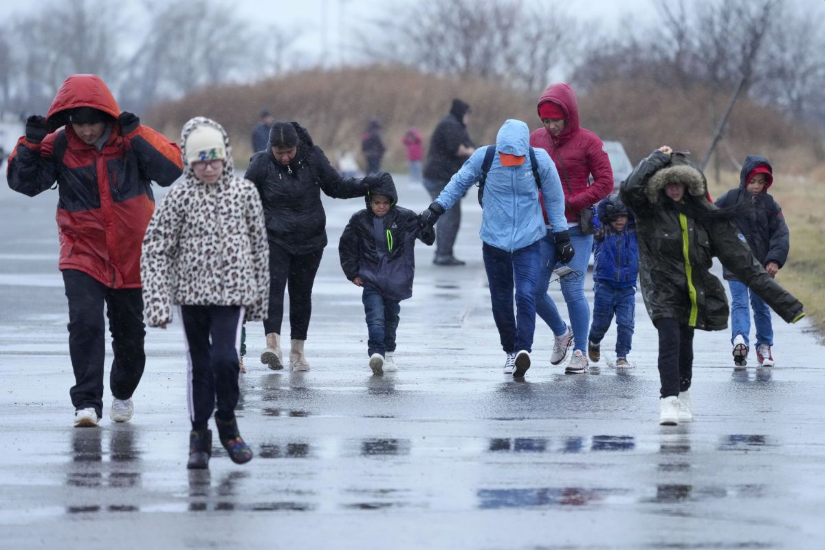 NYC migrants in the rain, 1-9-2024