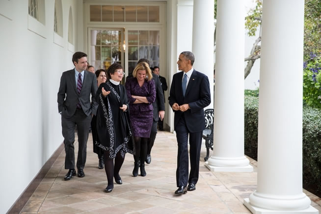 Obama walks with advisers