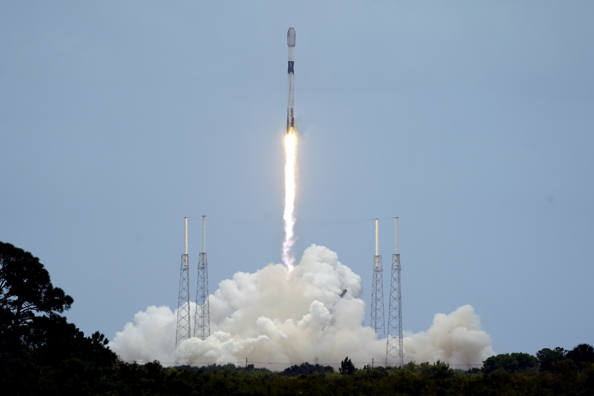 SpaceX rocket with Starlink internet satellites launches 04-21-2022