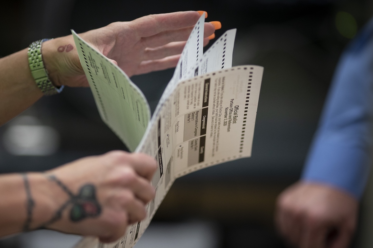 Trabajadores electorales clasifican las papeletas el día de las elecciones, el 3 de noviembre de 2020, en Kenosha, Wisconsin. 11-03-2020