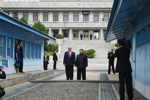 Trump Kim at border