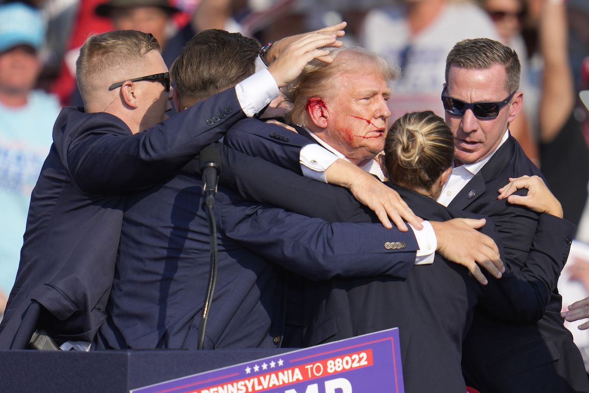 En Español - Trump bajando del escenario Butler Pensilvania tiroteo