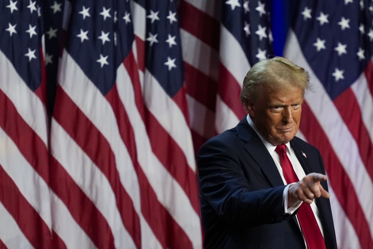 Trump election night victory party, pointing, West Palm Beach, Fla., 11-6-2024