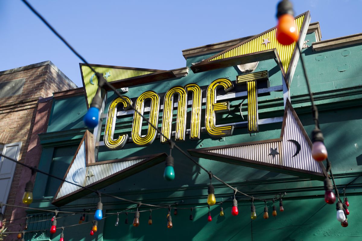 Comet Pizza (new more headlines art for lie of the year)