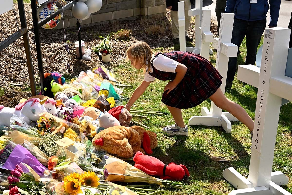 En espanol - Nashville Tennessee school shooting memorial March 2023