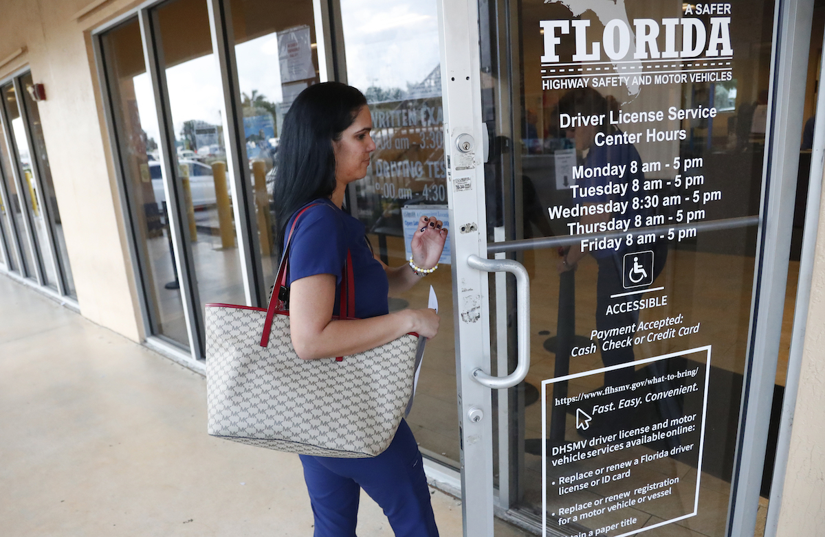 Imagen de una mujer entrando a DMV de FL