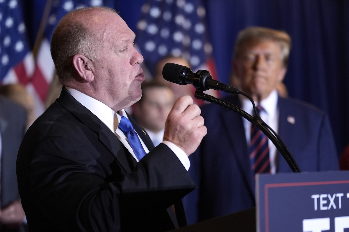 SPANISH: Homan habla con Trump en el fondo