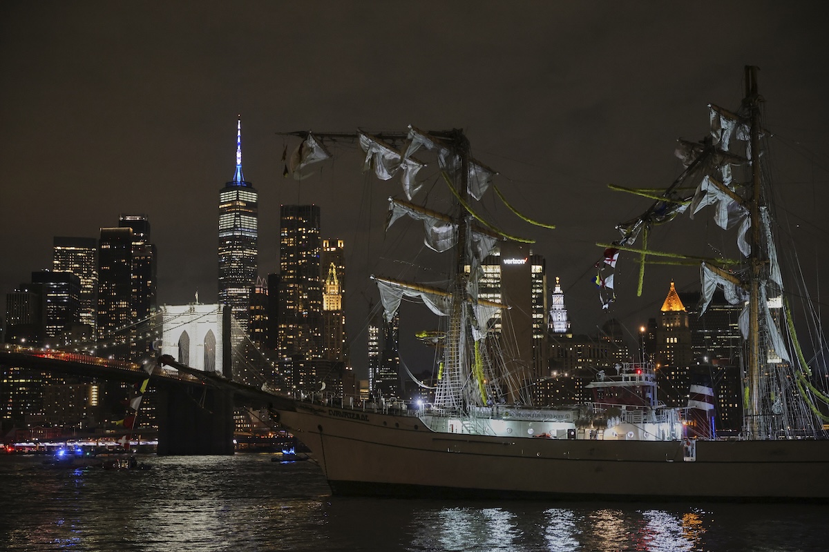 Mexican navy ship Brooklyn Bridge crash 05-17-25