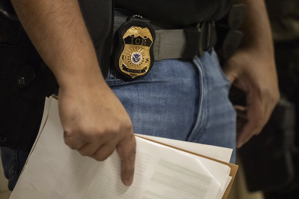 SPANISH: Agente de ICE 07-10-25