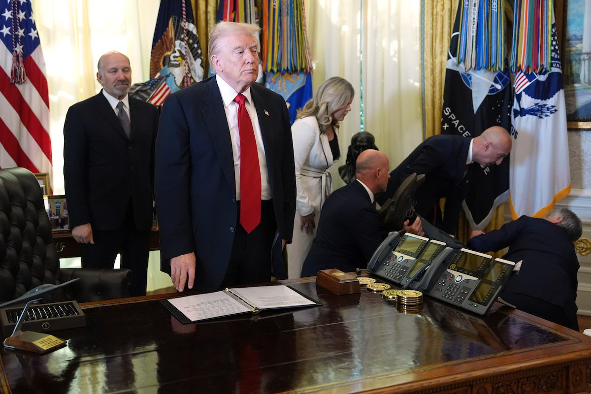 Photo of person fainting at Oval Office 11-7-25