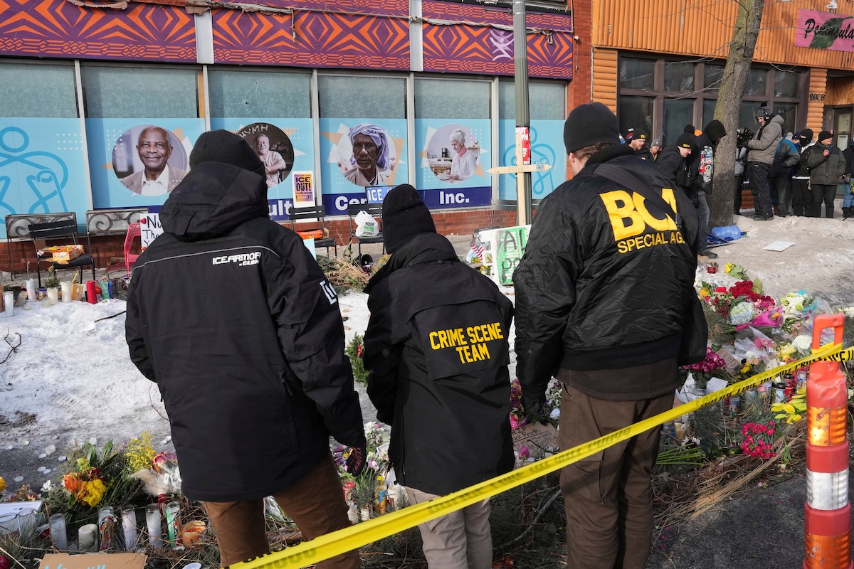 Criminal investigators at site of Pretti killing