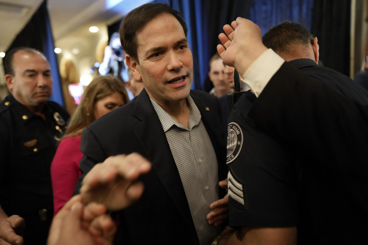 Spanish caption — Marco Rubio in Fl with supporters oct 2022