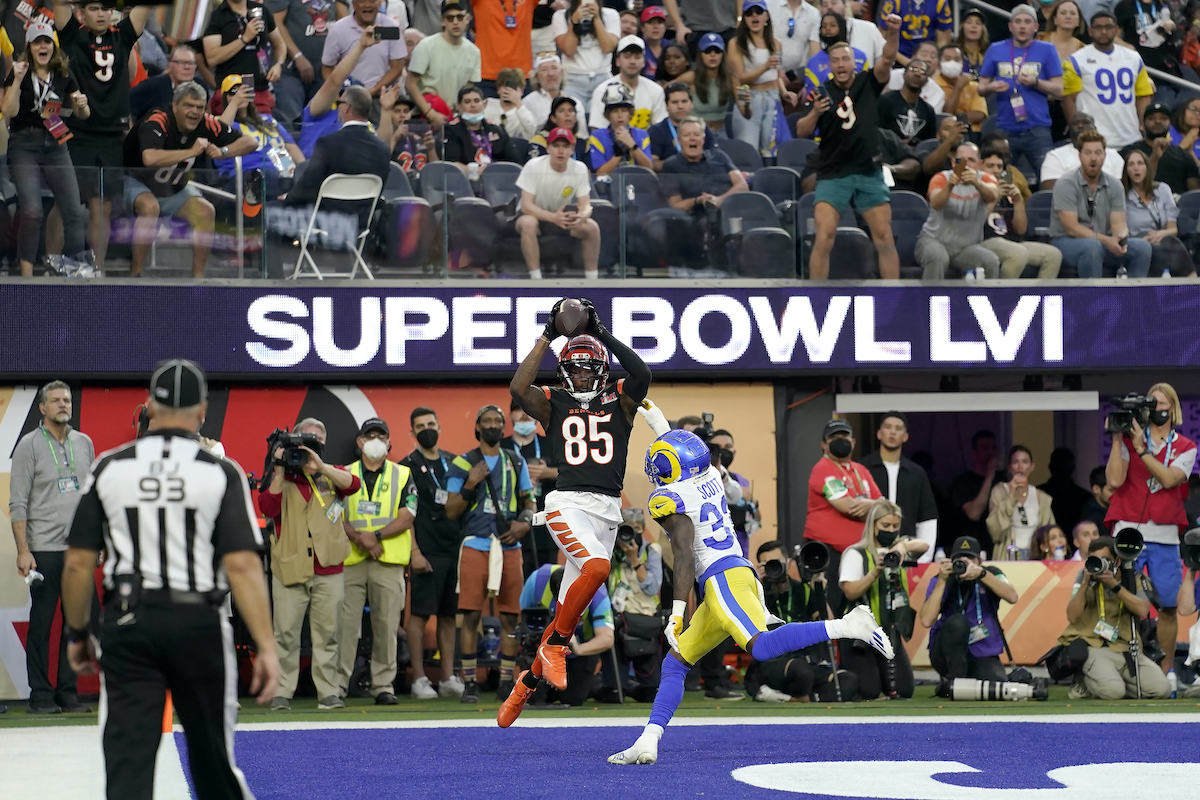Crowd at 2022 Super Bowl appears to ignore mask mandate