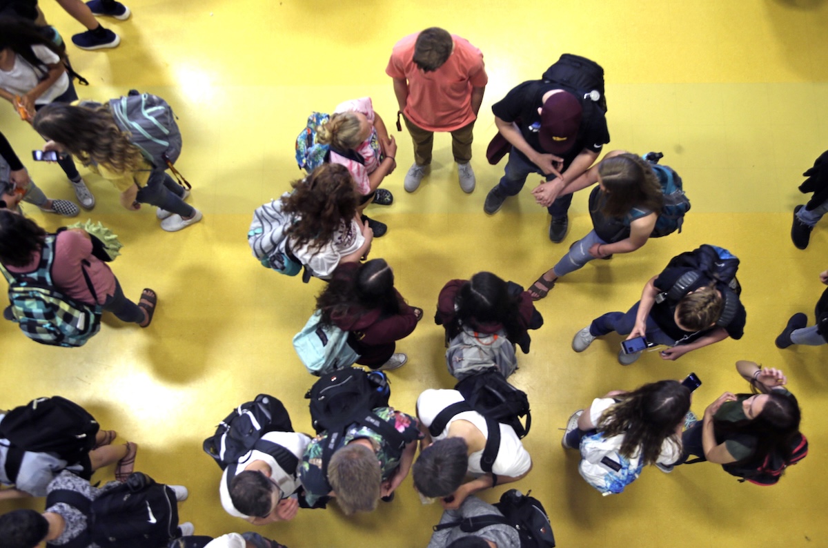 Students gather at Oregon school 05-04-2017