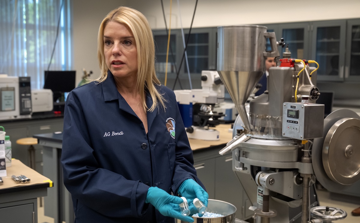 Pam Bondi holds fentanyl pills 04-29-2025