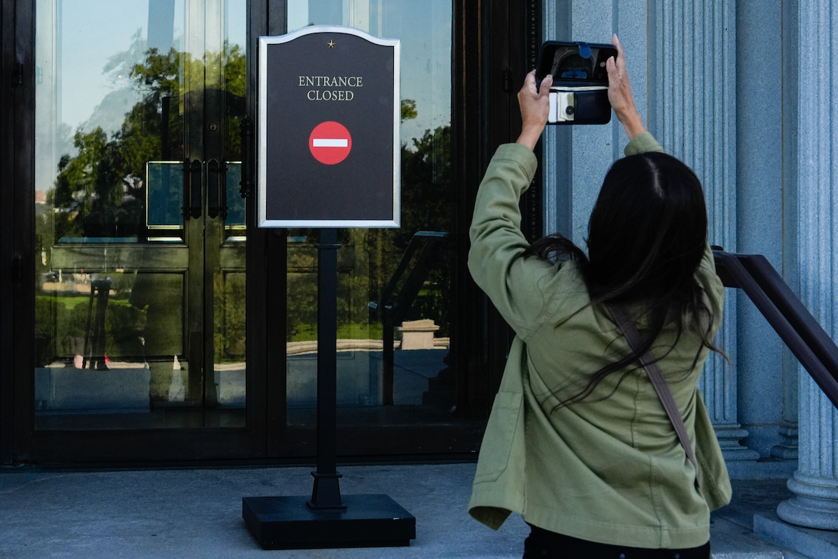 tourist sign about government shutdown 10-1-25