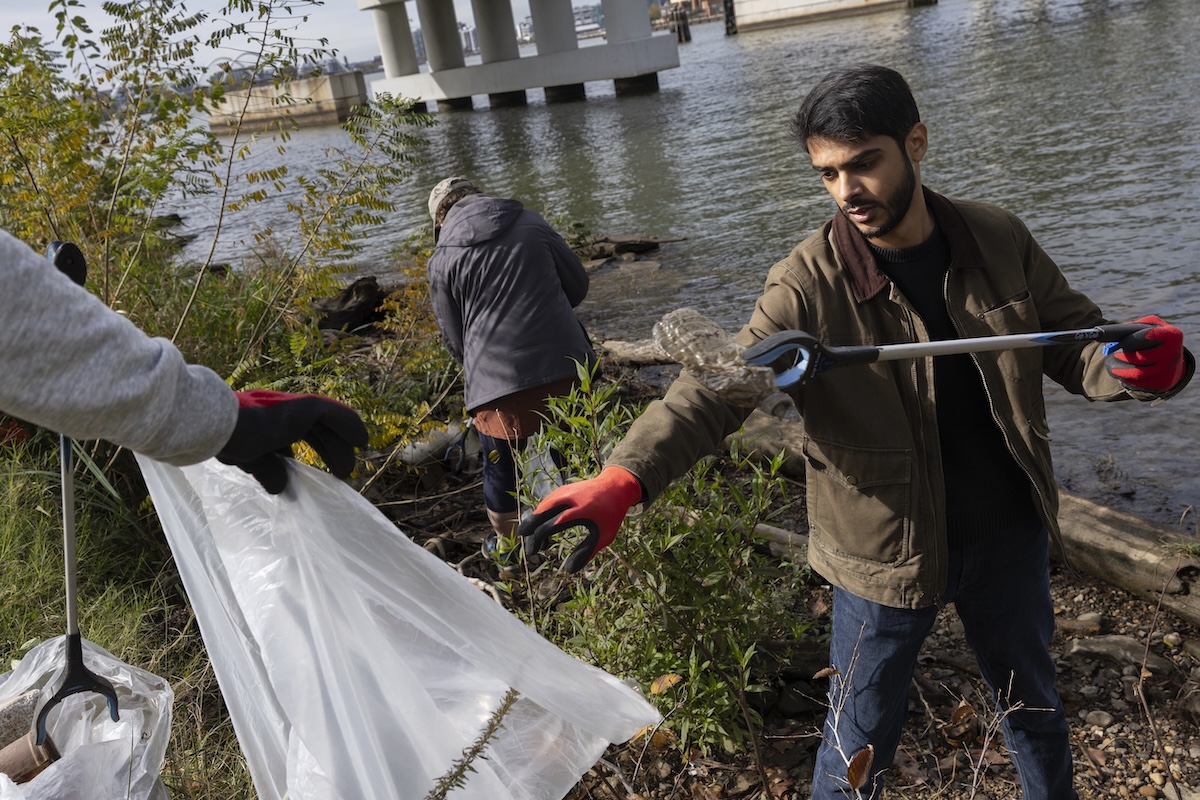 Volunteers collect trash along Anacostia River 11-15-2023