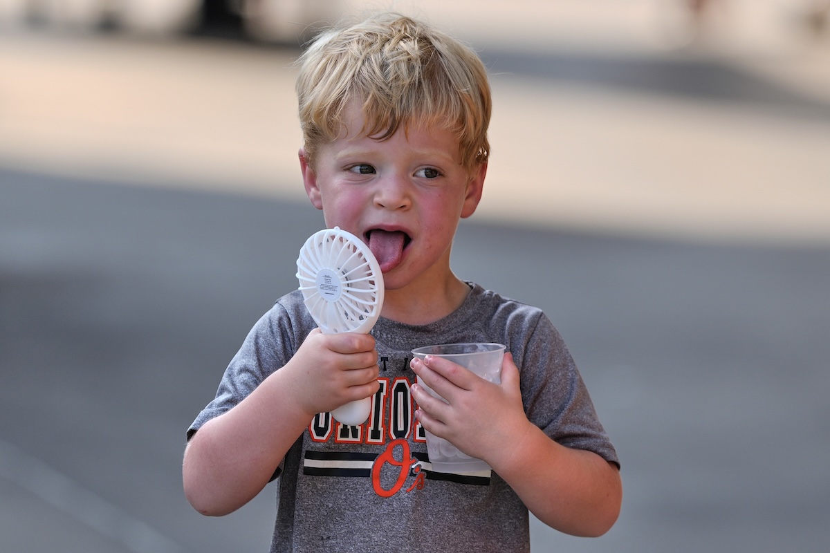 Kid uses fan and ice to cool off in Maryland