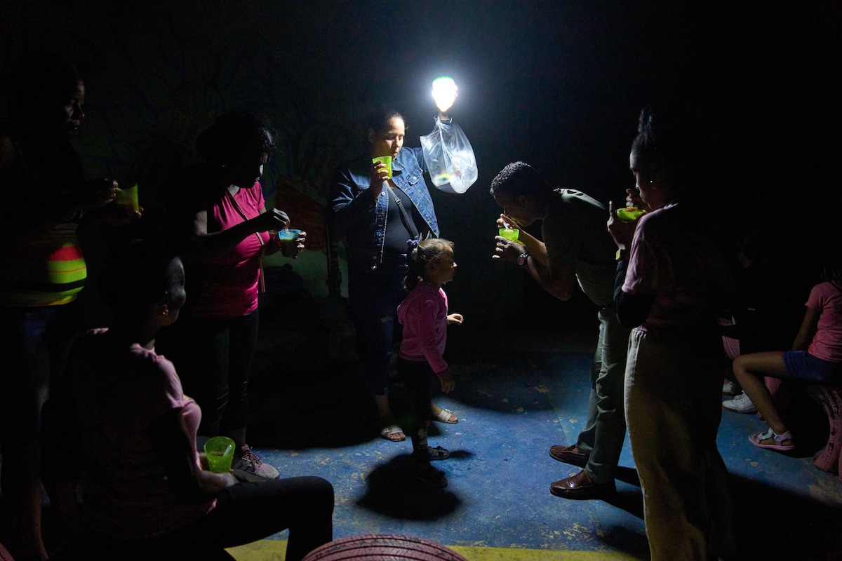 People eating soup during blackout in Cuba 03-2026