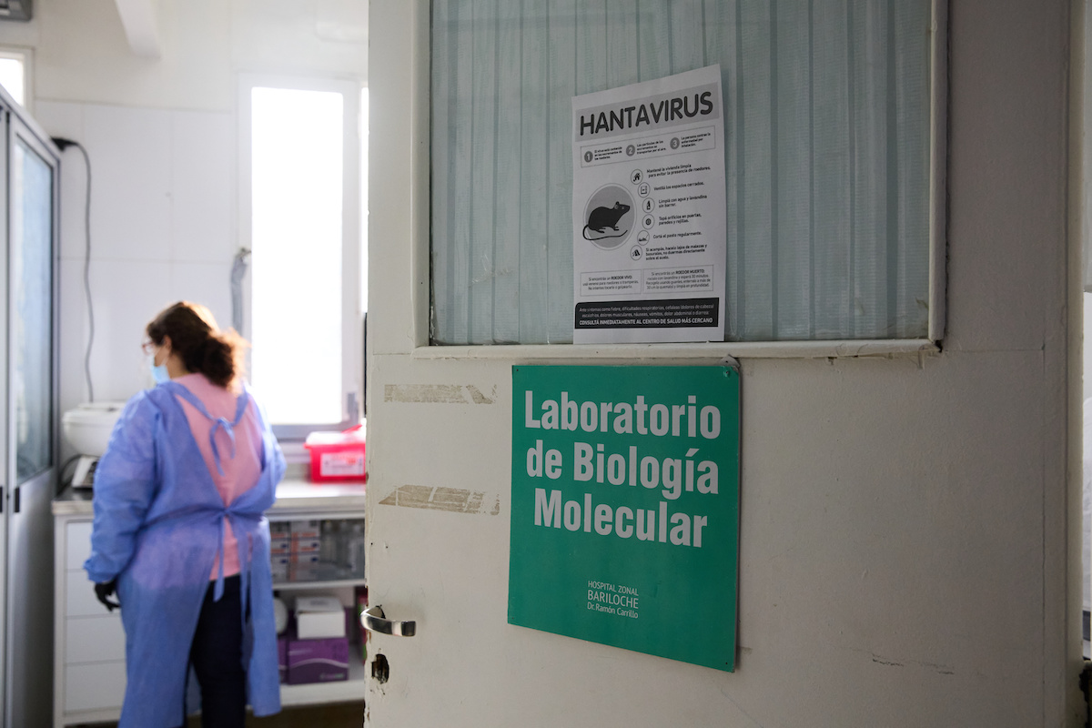 Hospital en Argentina con cartel de hantavirus