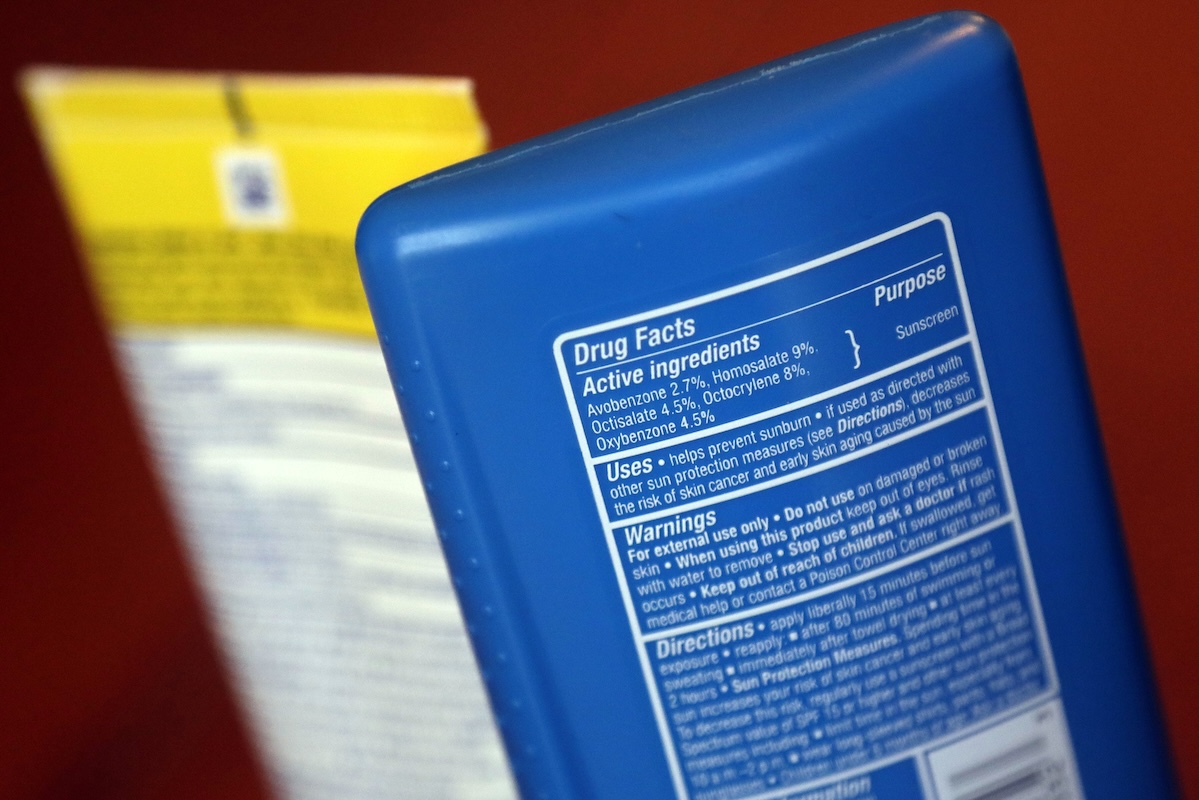 Active sunscreen ingredients on bottle 05-02-2018